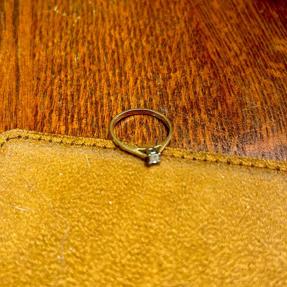 Gold with small diamond solitaire ring - Picture 2 of 3